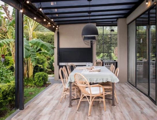 Cálida y veraniega: una casa inspirada en una playa tropical