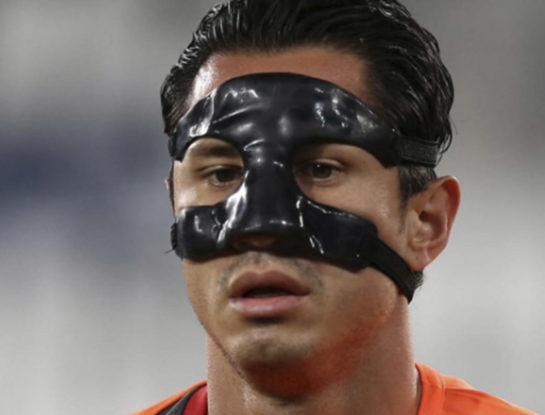 Quién es y por qué usa máscara uno de los jugadores de Perú en el partido de eliminatorias contra la Selección Argentina