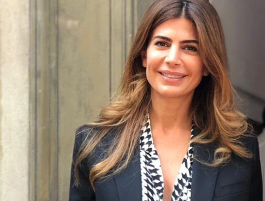 El look más inspirador de Juliana Awada: eligió un outfit súper chic que combinó con zapatillas para ir a una exposición