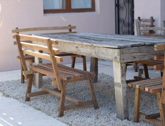 La madera al natural es tendencia en muebles de galerías y quinchos