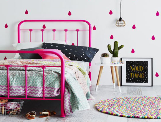 Ideas chic para decorar el dormitorio con toques neón: tendencia 2021