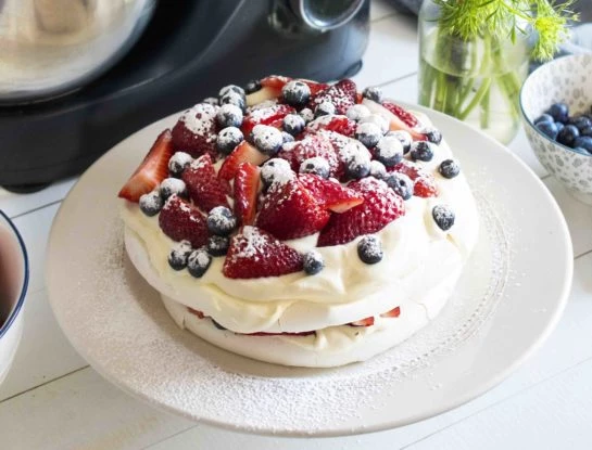 Cómo cocinar una Pavlova en 4 pasos: el postre de merengue y frutillas que es furor para el Día de la Madre