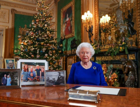 La curiosa costumbre que la reina Isabel impone a sus invitados en Nochebuena