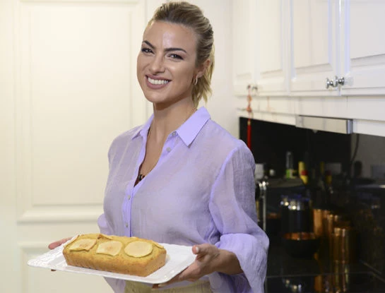 #LaRecetaFamosa: Ailén Bechara nos prepara un budín súper fit de vainilla con manzana