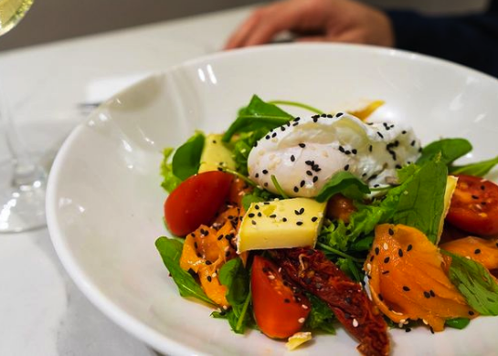 Cocina fusión en Recoleta: la historia de Ander Local Food, el espacio gastronómico que rankea alto en la noche porteña