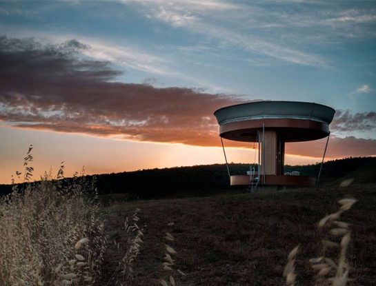 Casa Ojalá: una moderna cabaña transportable en la Toscana