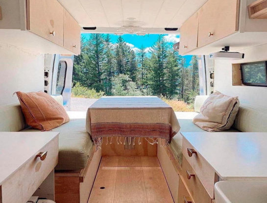 ¡Increíble! Así se transformó una camioneta van en una casa rodante súper canchera