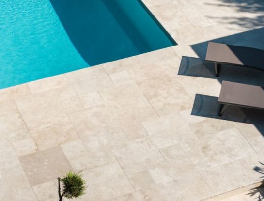 Cuáles son las 5 características únicas convierten al mármol travertino en el material ideal para espacios exteriores y piletas