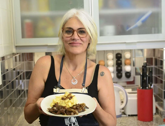 #LaRecetaFamosa: Débora D'Amato nos enseña a hacer unos bifecitos de lomo al vino tinto con cebolla caramelizada y puré
