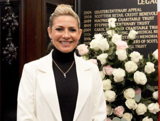 Fabiola Yáñez eligió un look en blanco y negro con una impronta elegante y muy femenina
