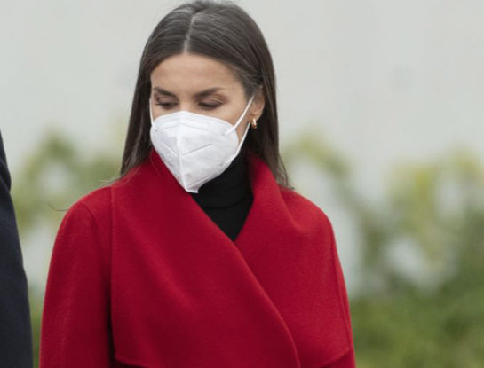 Letizia combate al frío europeo con el abrigo que llevaremos en el invierno 2022