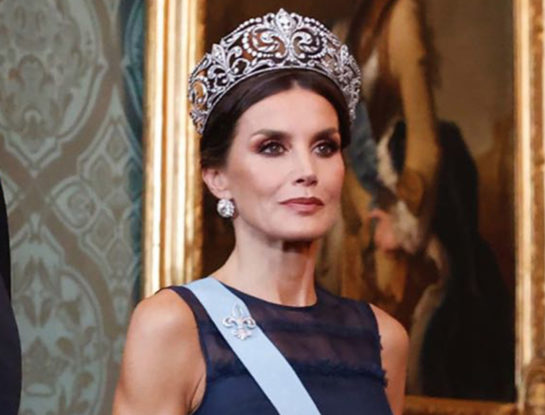 Letizia sorprende con su look de gala con tiara de diamantes y vestido low cost