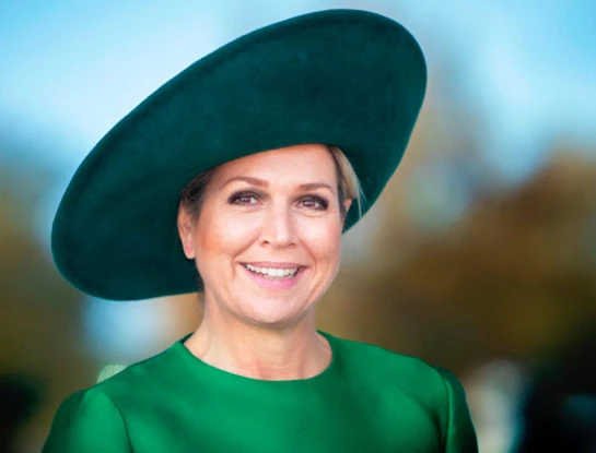 Máxima empodera el verde, el color estrella del verano 2021/2022
