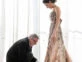 Benito Fernández acomoda el vestido de novia a su hija