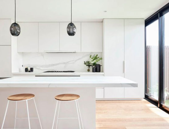 Cocinas en total white: la tendencia deco favorita que no pasa de moda