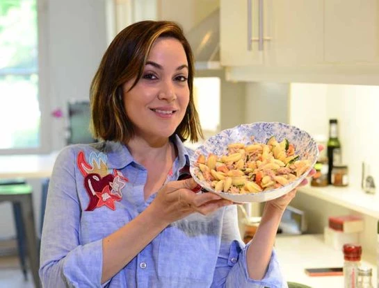 #LaRecetaFamosa: Valeria Gastaldi prepara una ensalada fresca de fideos con atún y pepino... ideal para estos días de calor