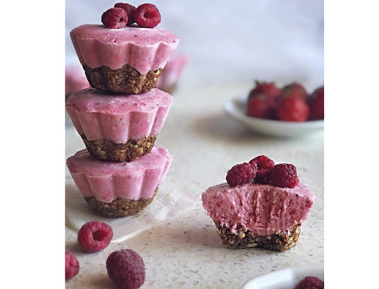 La receta (fácil y fresca) de bocaditos de yogur y frambuesa