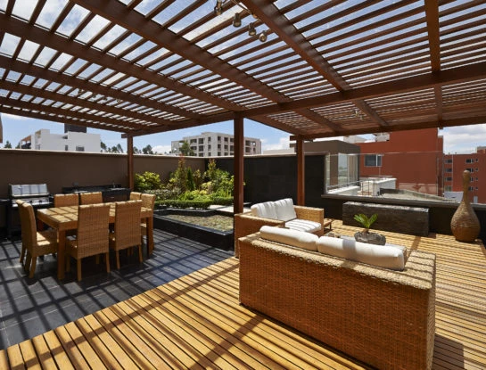 Pérgolas y madera: la mejor combinación para darle un look country a tu casa en la ciudad