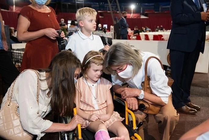 Carolina y Chalotte Casiraghi con la pequeña Gabriella en silla de ruedas