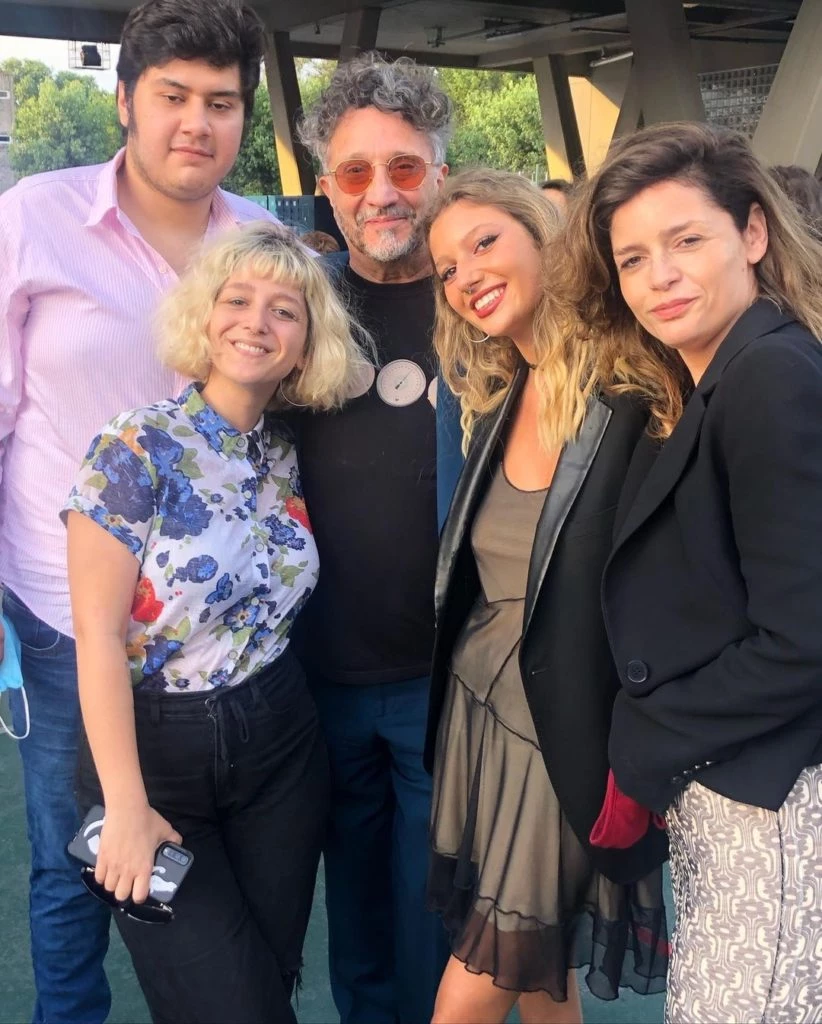 hija de Fito Páez y Romina Richi junto a su familia