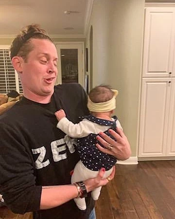 Macaulay Culkin y su hija