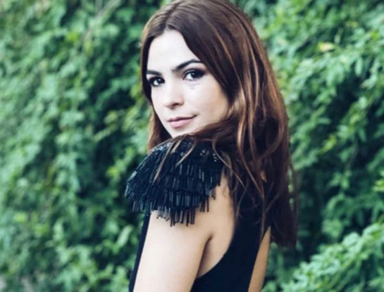 Agustina Cherri y su look canchero e inspirador para un casamiento de día