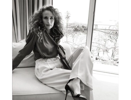 Andie MacDowell nos enseña cómo llevar el labial rojo