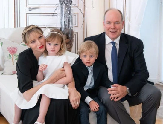 A días de Navidad, reapareció Charlene de Mónaco y generó conmoción