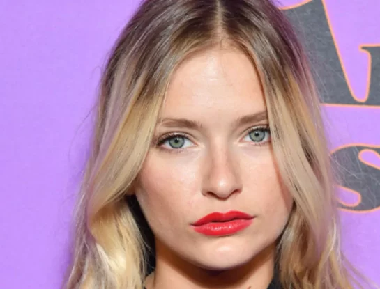 Una de las protagonistas de Emily in Paris nos enseña a lograr un beauty look con "encanto parisino"