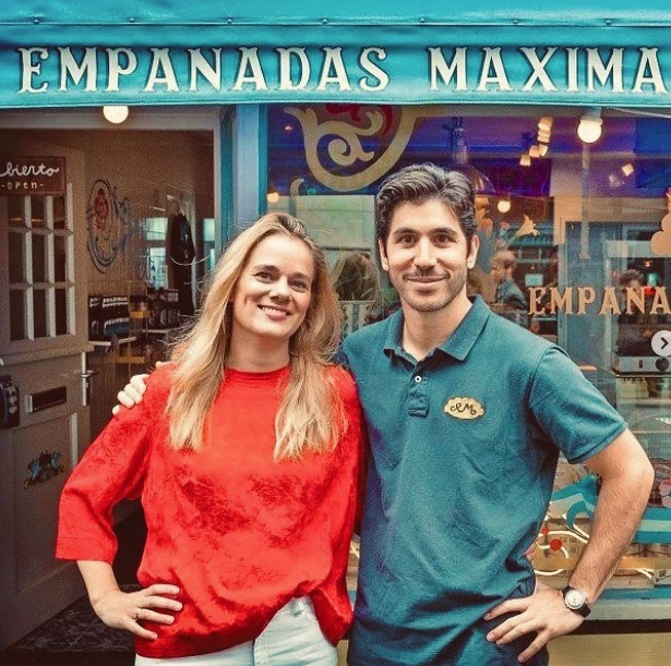 Kevin y su esposa al frente del negocio de empanadas en Holanda