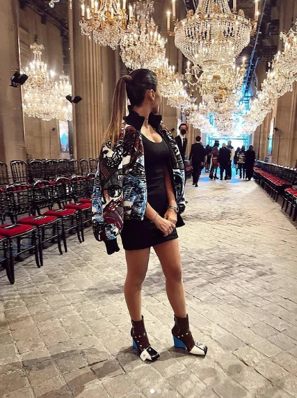 Antonela Roccuzzo en el desfile de Loui Vuitton