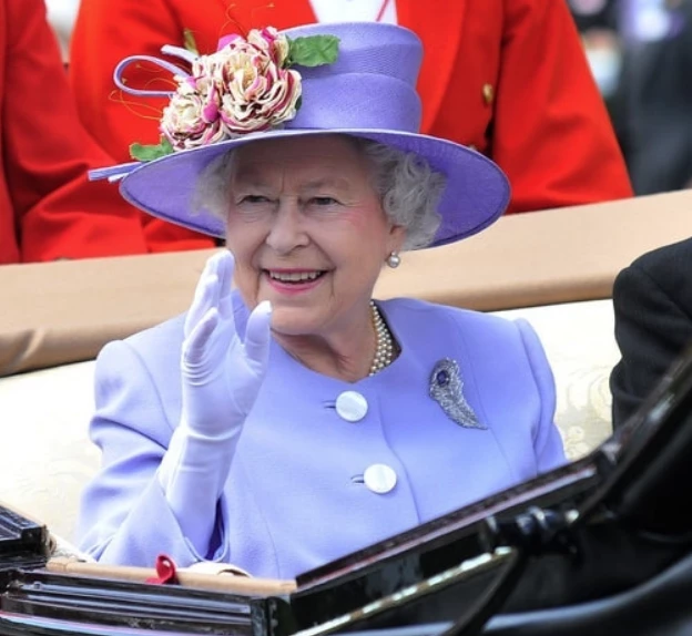 Reina Isabel de lila