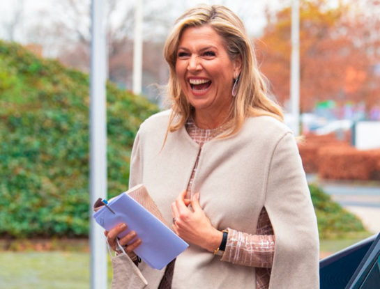 Máxima luce su abrigo preferido y marca la tendencia del invierno 2022