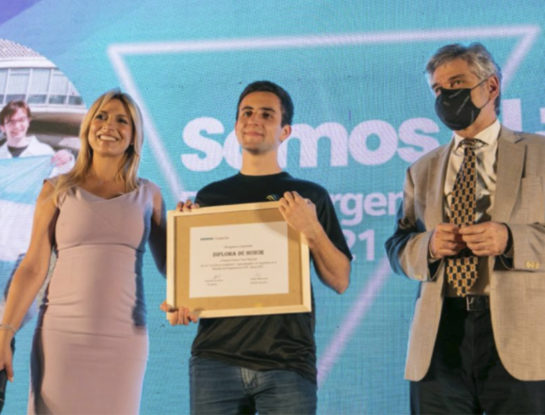 Fabiola Yáñez participó del encuentro "Protagonistas del Futuro" y entregó diplomas de honor a estudiantes universitarios