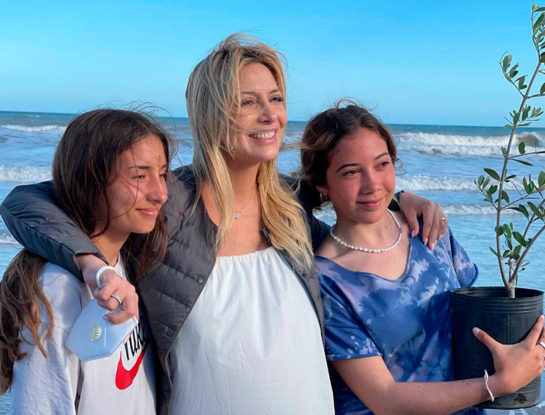 Fabiola Yáñez acompañó a chicos del Barrio 31 a conocer el mar por primera vez