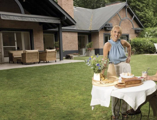 Así es la mansión de Jimena Monteverde: estilo contemporáneo, cocina remodelada y gran parque con pileta