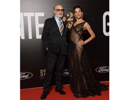 Brillos y transparencias fueron las consignas del look de Juana Viale by Gino Bogani para la Gala de GENTE