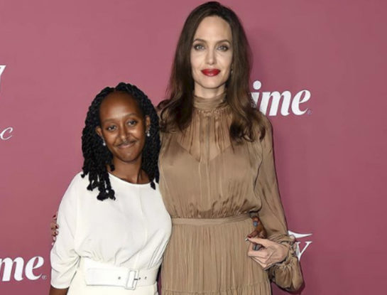 Angelina Jolie y su hija Zahara lucen los abrigos que marcan la tendencia 2022