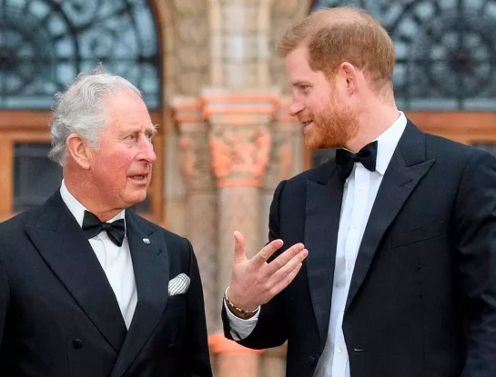 El príncipe Carlos y Harry: aseguran que están "más cerca" (pero no se juntan para Navidad)