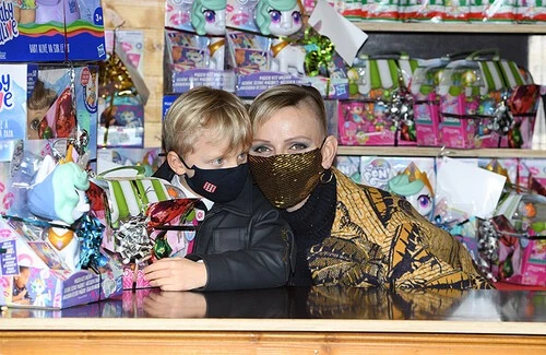 Charlene y Jaques reparten juguetes para Navidad