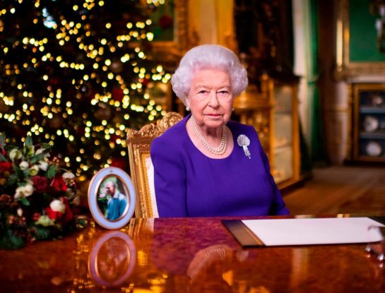 ¿No será mucho? La reina Isabel cambia de look hasta 7 veces al día en épocas navideñas