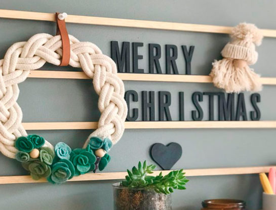 Decoración navideña: cómo hacer una corona con hilo de algodón