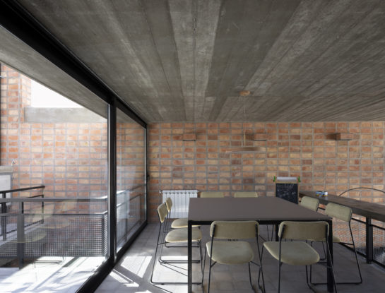 Arquitectura y diseño de vanguardia: así se construyó una casa de tres niveles en La Plata con ladrillo y hormigón visto como protagonistas