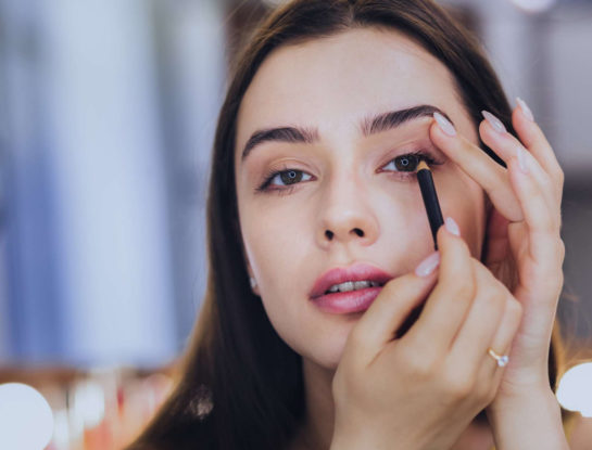 El eyeliner que levanta el párpado caído y triunfa en París