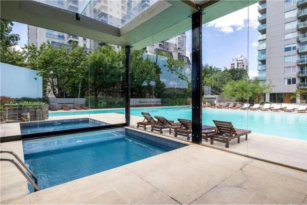 Otra de las piscinas de nora colosimo tiene una parte techada. 