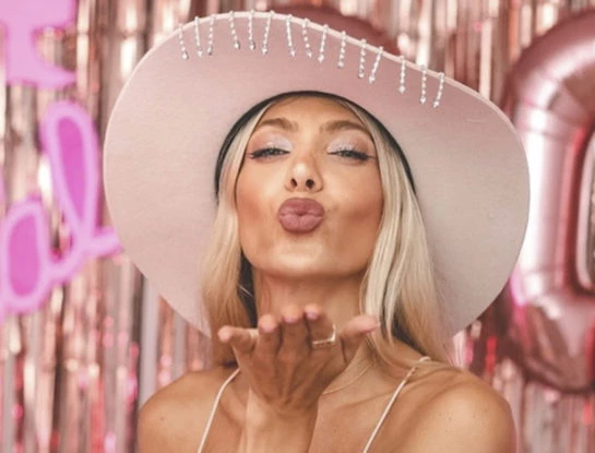 El look cowboy chic con "impronta Barbie" de Cande Ruggeri para su cumpleaños