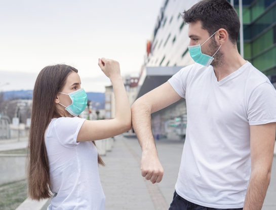 ¿Dónde y cómo es más probable contagiarse de COVID-19?