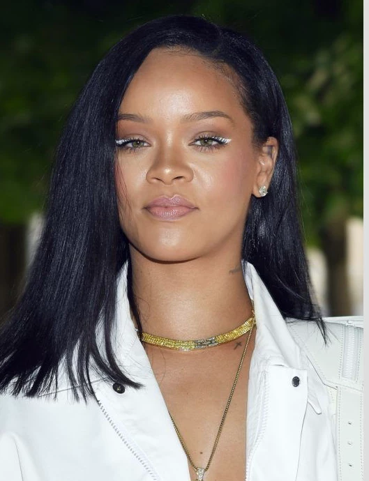 Rihanna delineado en blanco