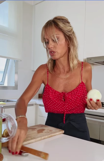 MARIANA FABBIANI PREPARANDO GUACAMOLE