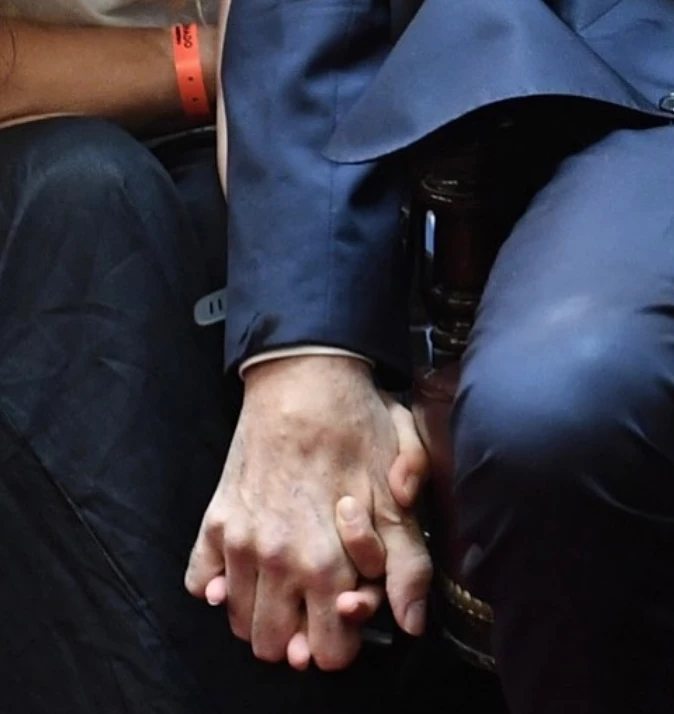 Esteban Bullrich toma la mano de su esposa María Eugenia Sequeiros